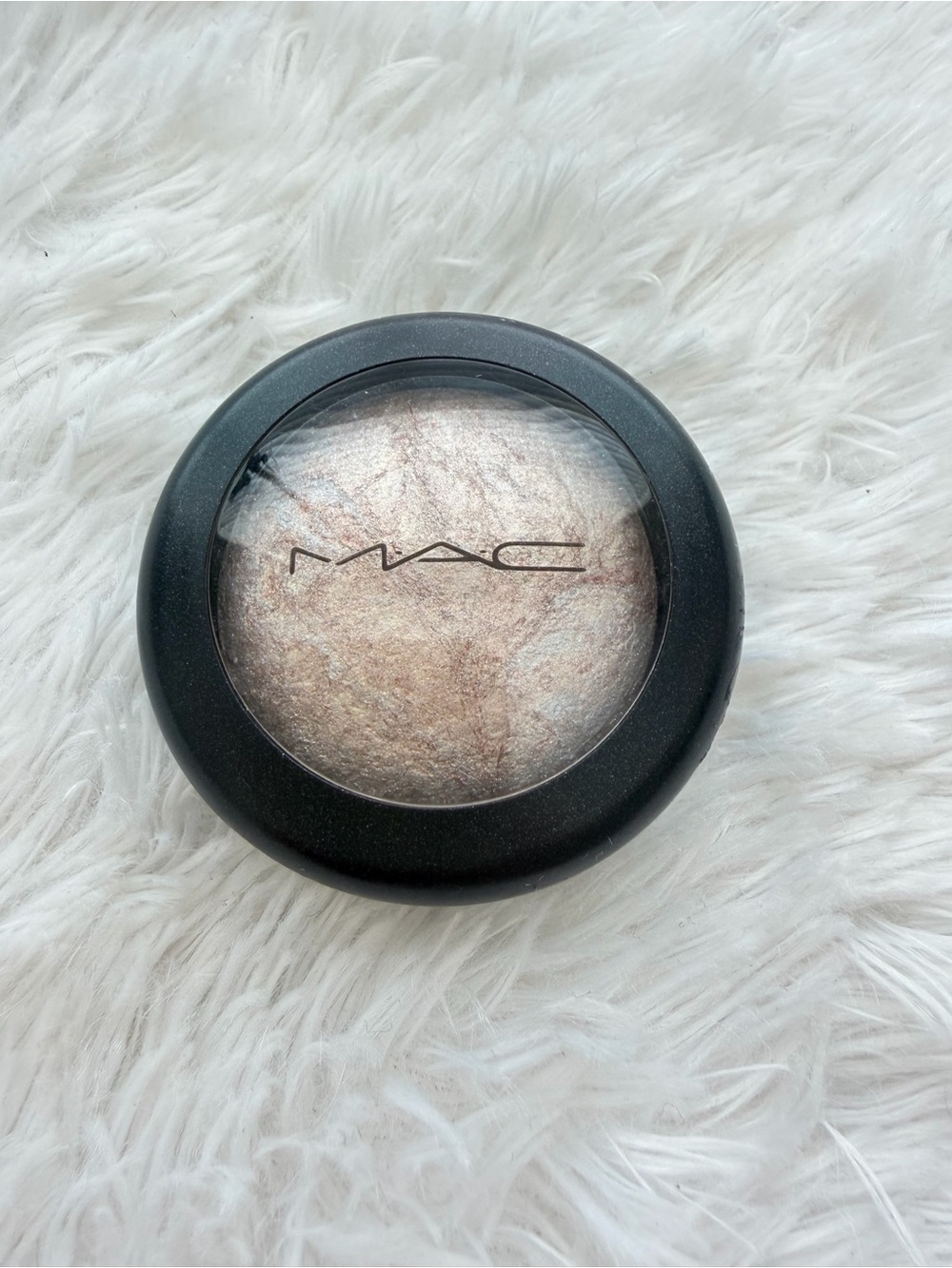 MAC Cosmetics Mineralize eyeshadow - “snow season”